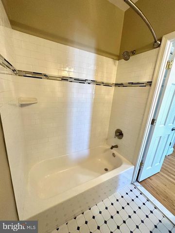 1227 LINDEN PL NE, Washington, DC 20002