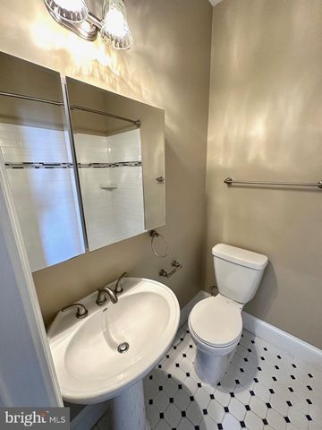 1227 LINDEN PL NE, Washington, DC 20002