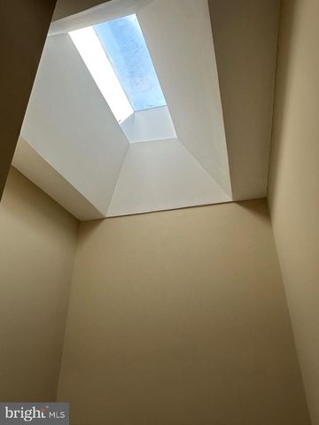 1227 LINDEN PL NE, Washington, DC 20002