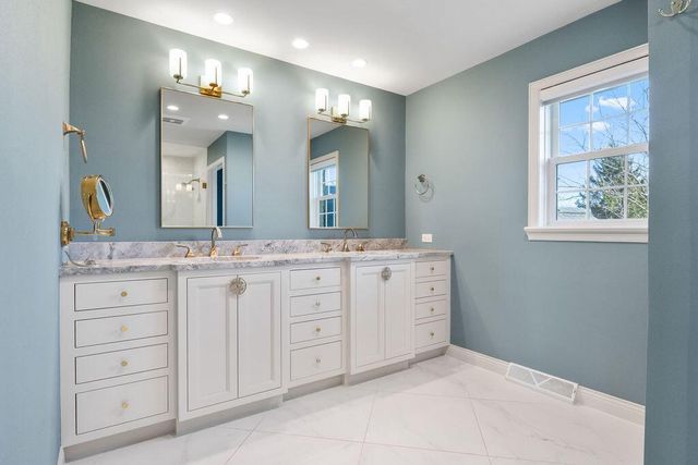 W235S4478 Amber COURT, Waukesha, WI 53189