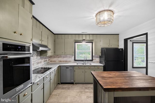 512 ROUND HILL RD, Boston, VA 22713