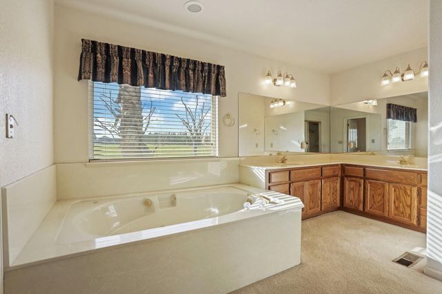 24257 N Pearl Rd, Acampo, CA 95220