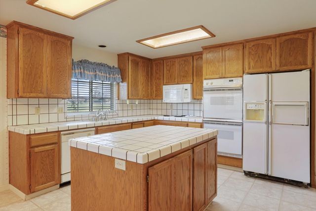 24257 N Pearl Rd, Acampo, CA 95220