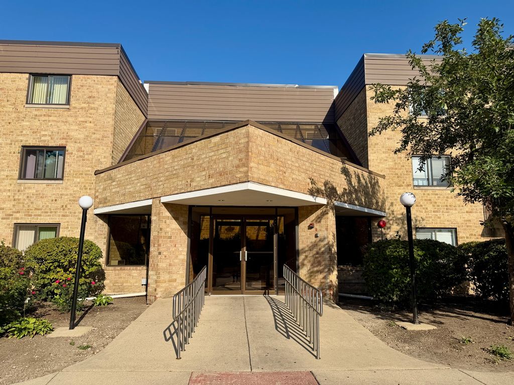 5600 N Astor Lane 116, Rolling Meadows, IL 60008 — exterior