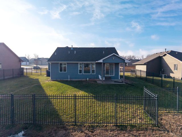 1902 E Highridge St, Park City, KS 67219