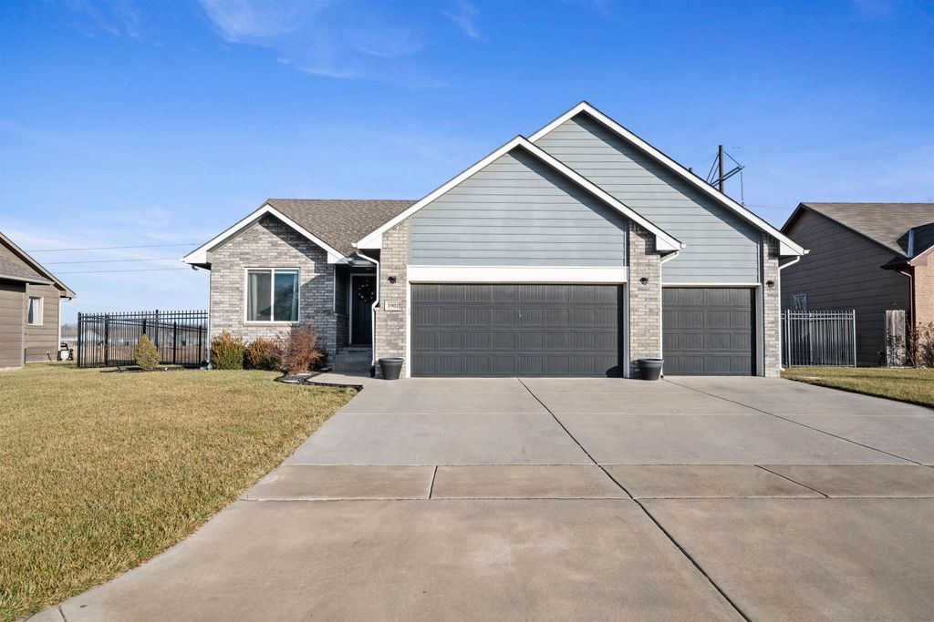 1902 E Highridge St, Park City, KS 67219