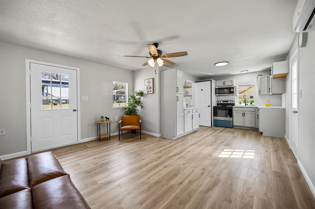 88 Live Oak Street, Alvarado, TX 76009