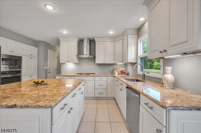 25 Solomon Dr, Bridgewater Twp., NJ 08807