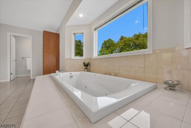 25 Solomon Dr, Bridgewater Twp., NJ 08807