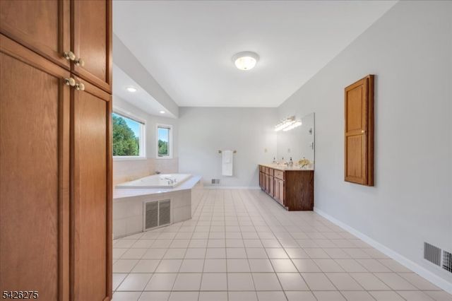 25 Solomon Dr, Bridgewater Twp., NJ 08807