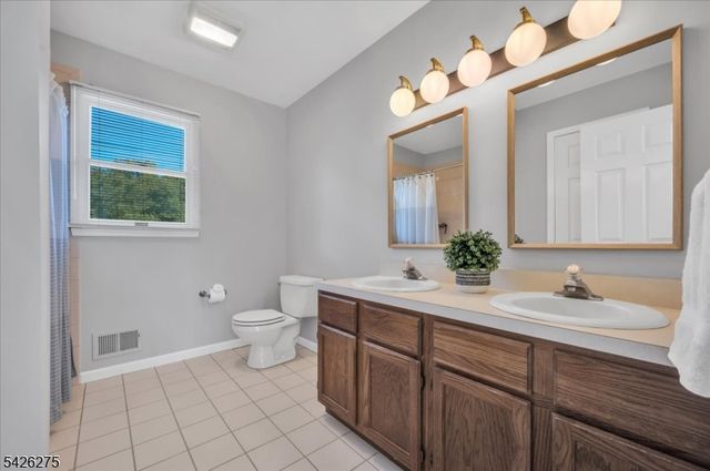 25 Solomon Dr, Bridgewater Twp., NJ 08807