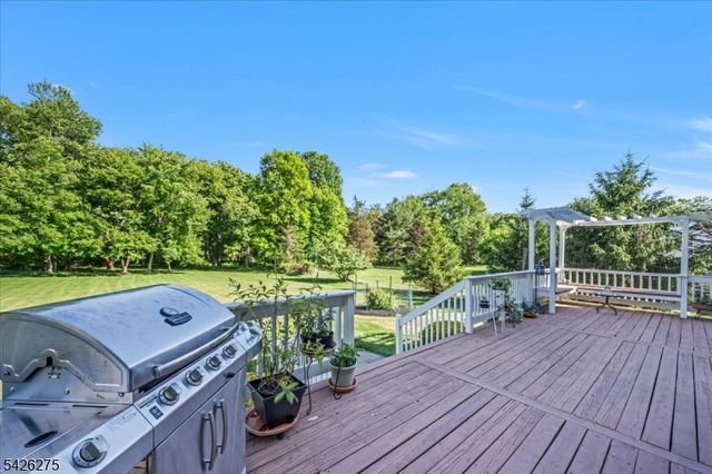 25 Solomon Dr, Bridgewater Twp., NJ 08807