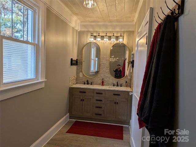 933 W Warren Street W W, Shelby, NC 28150