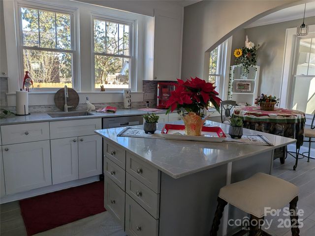 933 W Warren Street W W, Shelby, NC 28150