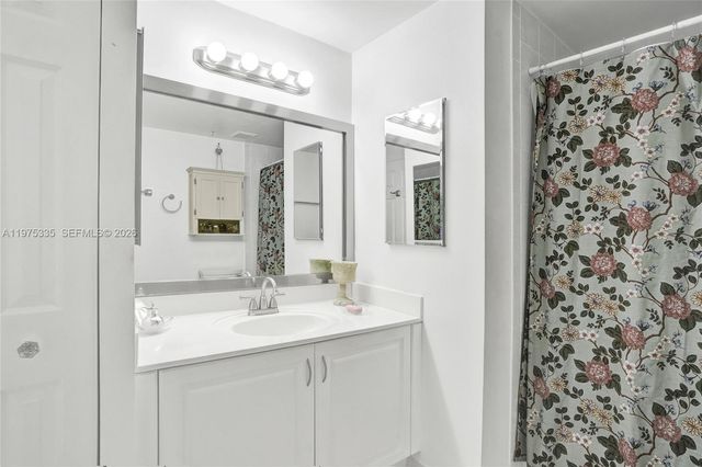 215 SW 42nd Ave 704, Miami, FL 33134