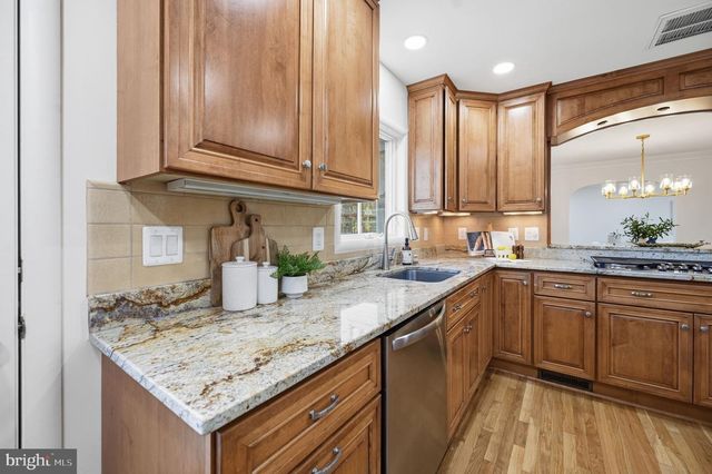 833 FONTAINE ST, Alexandria, VA 22302