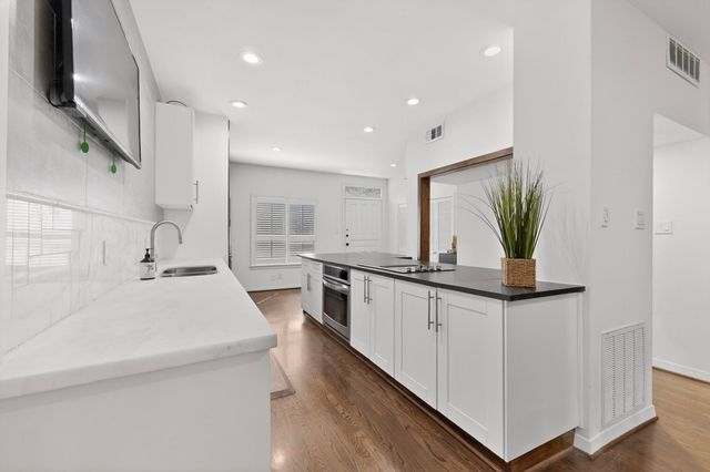 7506 W Northwest Highway 8, Dallas, TX 75225