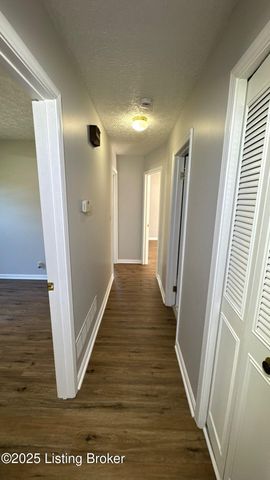 8203 Rochelle Rd, Louisville, KY 40228