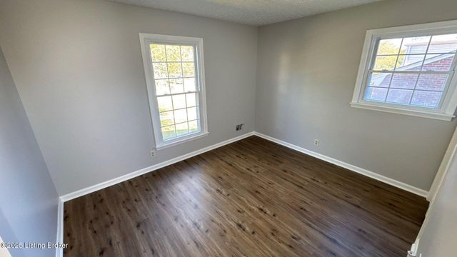 8203 Rochelle Rd, Louisville, KY 40228