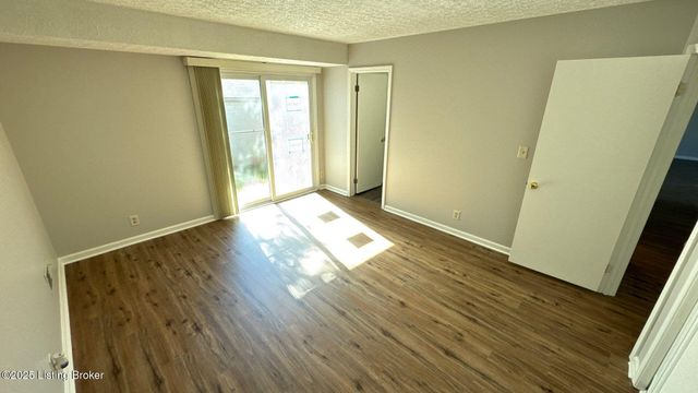 8203 Rochelle Rd, Louisville, KY 40228