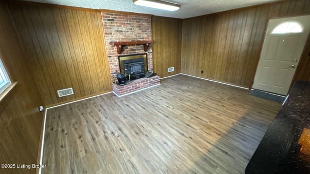 8203 Rochelle Rd, Louisville, KY 40228