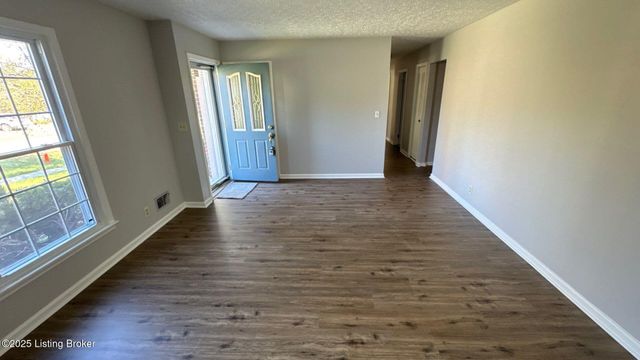 8203 Rochelle Rd, Louisville, KY 40228