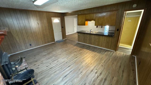 8203 Rochelle Rd, Louisville, KY 40228