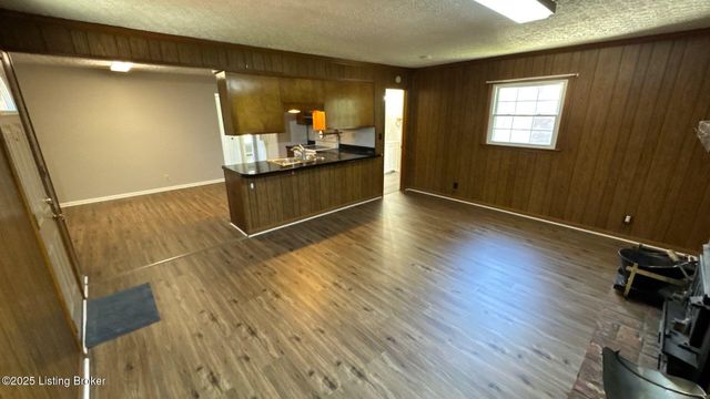 8203 Rochelle Rd, Louisville, KY 40228