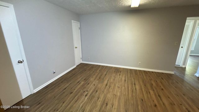 8203 Rochelle Rd, Louisville, KY 40228