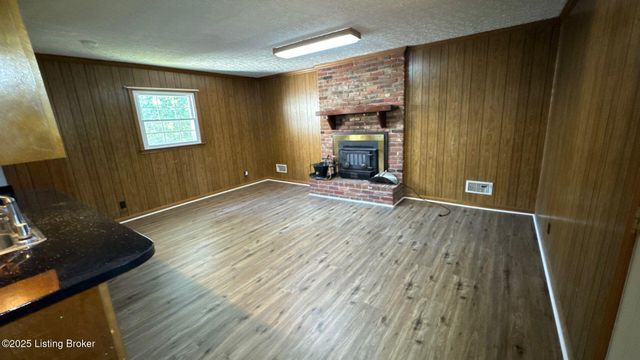 8203 Rochelle Rd, Louisville, KY 40228