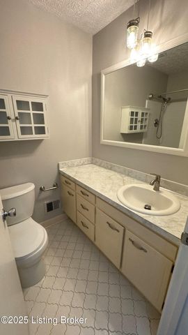 8203 Rochelle Rd, Louisville, KY 40228