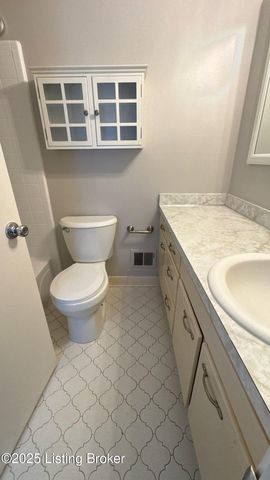 8203 Rochelle Rd, Louisville, KY 40228