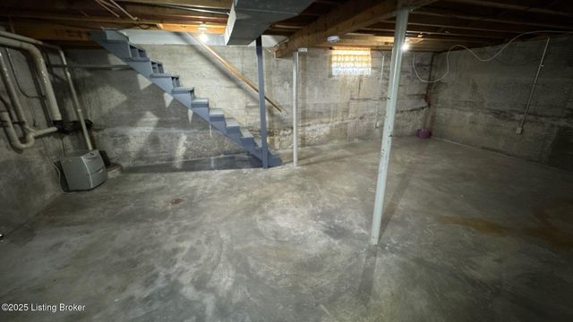 8203 Rochelle Rd, Louisville, KY 40228