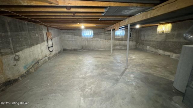 8203 Rochelle Rd, Louisville, KY 40228