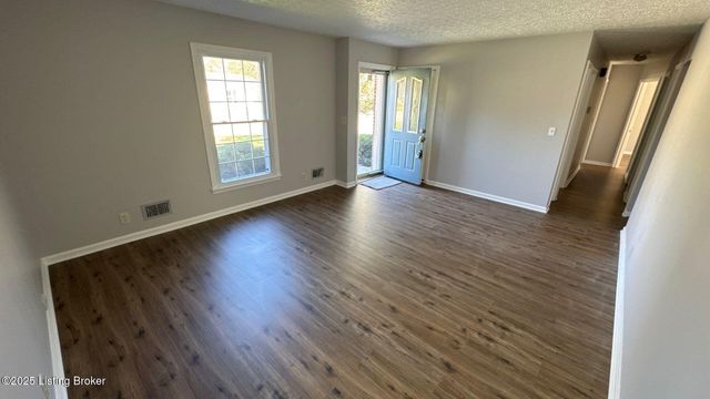 8203 Rochelle Rd, Louisville, KY 40228