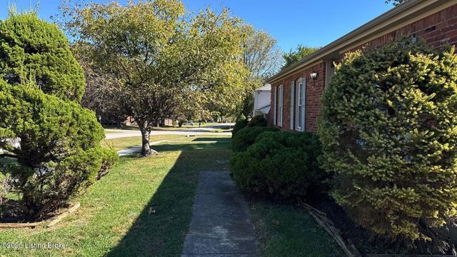 8203 Rochelle Rd, Louisville, KY 40228