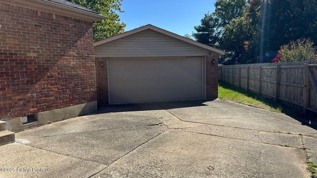 8203 Rochelle Rd, Louisville, KY 40228