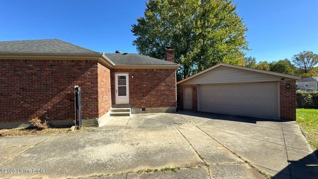 8203 Rochelle Rd, Louisville, KY 40228