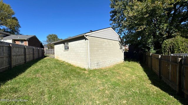 8203 Rochelle Rd, Louisville, KY 40228