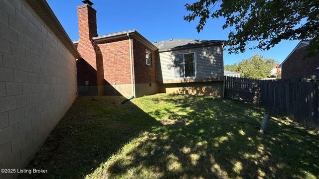 8203 Rochelle Rd, Louisville, KY 40228