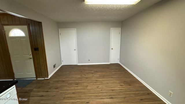 8203 Rochelle Rd, Louisville, KY 40228