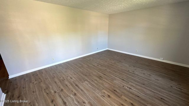 8203 Rochelle Rd, Louisville, KY 40228