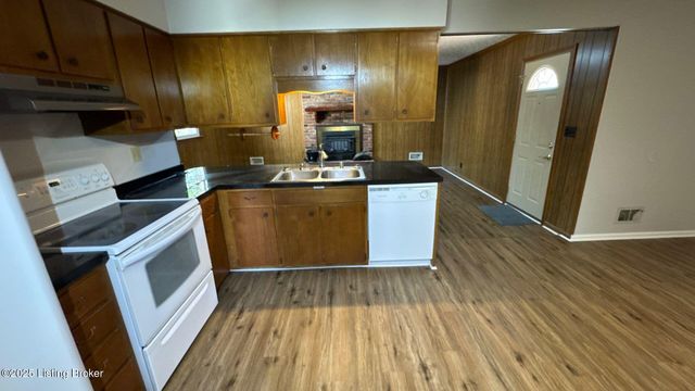 8203 Rochelle Rd, Louisville, KY 40228