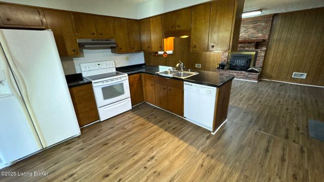 8203 Rochelle Rd, Louisville, KY 40228