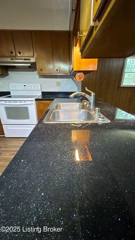 8203 Rochelle Rd, Louisville, KY 40228