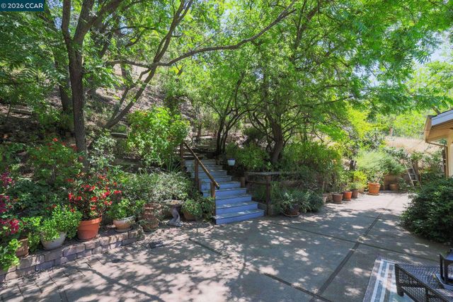 205 Summit Rd, Walnut Creek, CA 94598