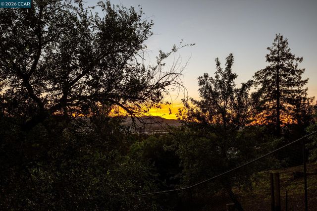 205 Summit Rd, Walnut Creek, CA 94598
