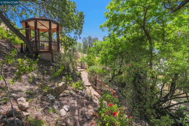 205 Summit Rd, Walnut Creek, CA 94598