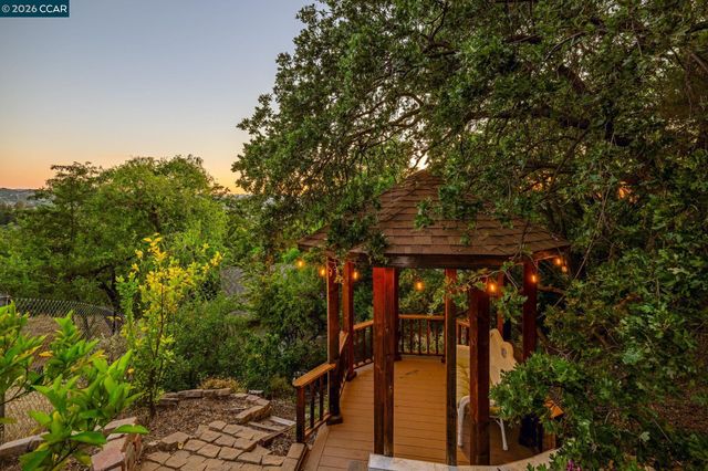 205 Summit Rd, Walnut Creek, CA 94598
