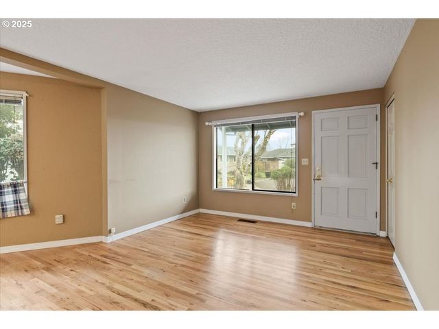 1444 Umpqua Ct, Woodburn, OR 97071